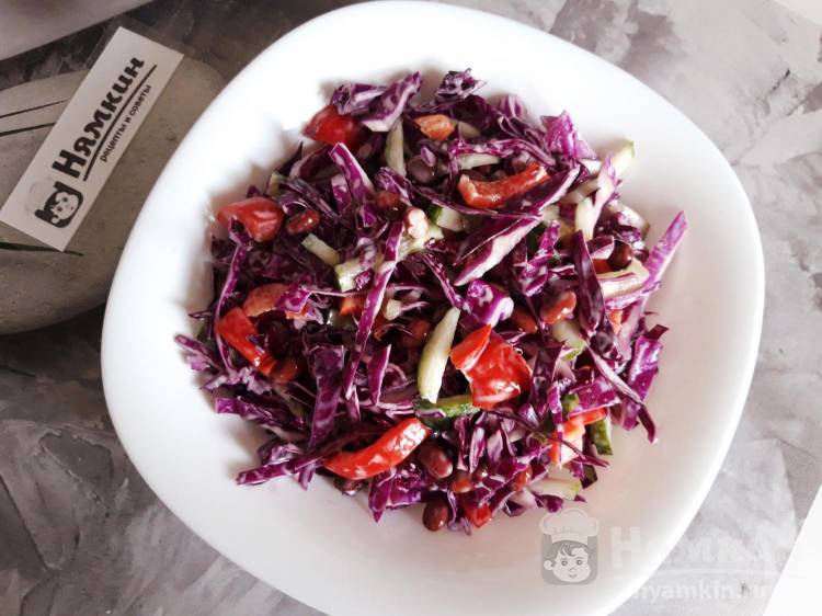 Летний салат с красной капустой и овощами