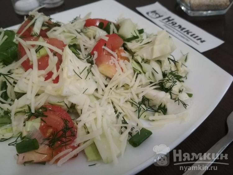 Салат из свежих овощей и рукколы с оливковым маслом и сыром