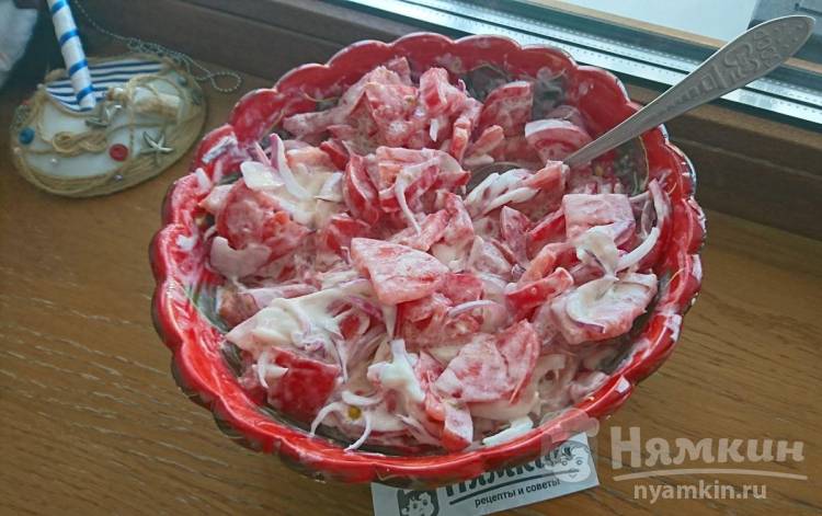 Салат из помидоров и лука со сметаной