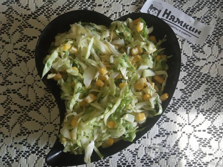 Сочный салат с капустой, кукурузой и огурцом