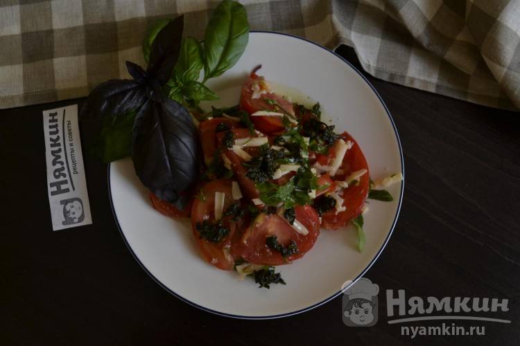 Салат из помидоров, соуса песто и свежей зелени