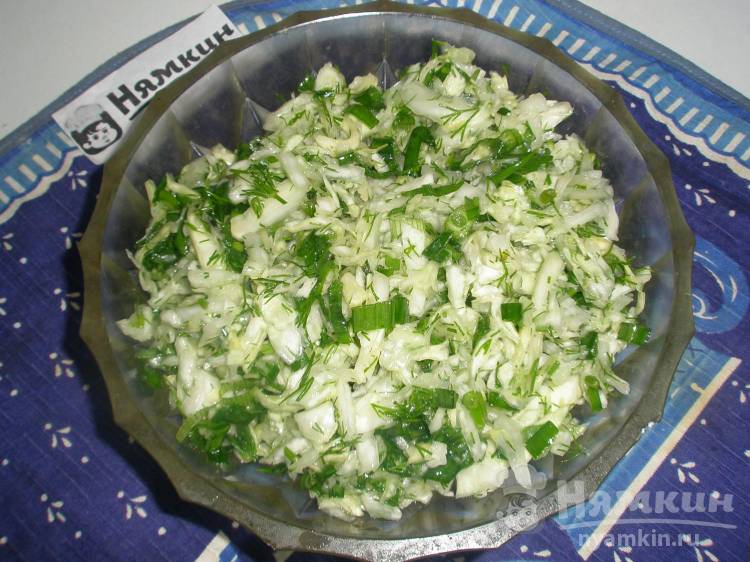 Салат из капусты с зеленым луком и свежим укропом в смеси масел