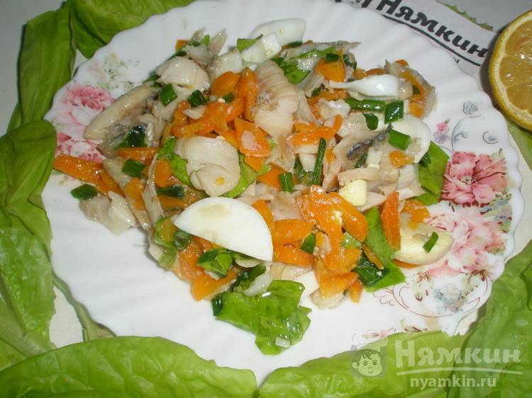 Рыбный салат с морковью, яйцами и зеленым луком