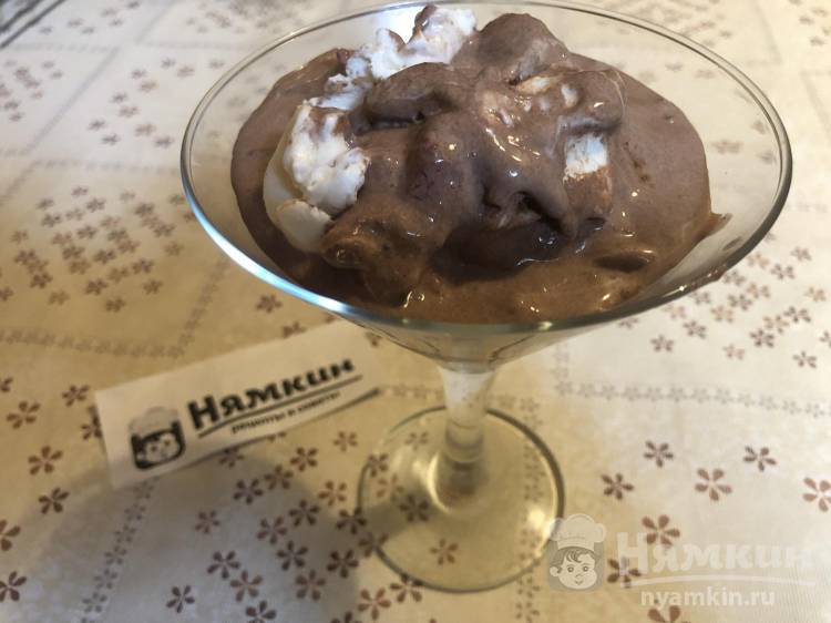 Десерт из мороженного, клубники и какао