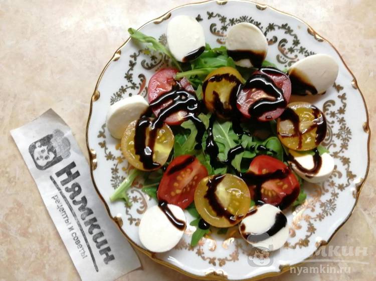 Салат с помидорами черри, рукколой и моцареллой Светофор