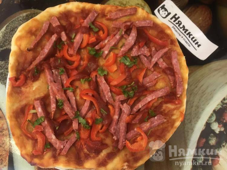 Пицца с колбасой и болгарским перцем на скорую руку