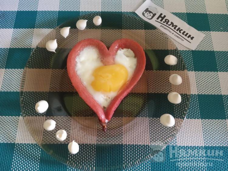 Яичница в сердечках из сосисек – романтический завтрак