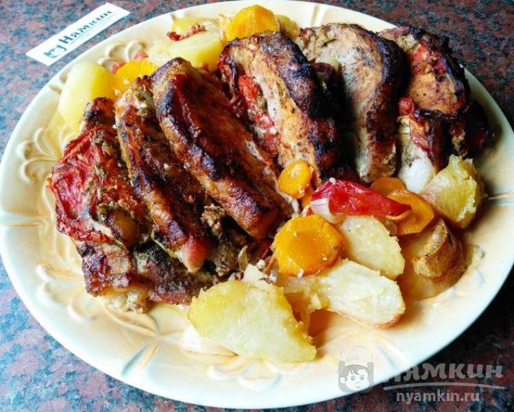 Мясо свинины с картошкой и кетчупом