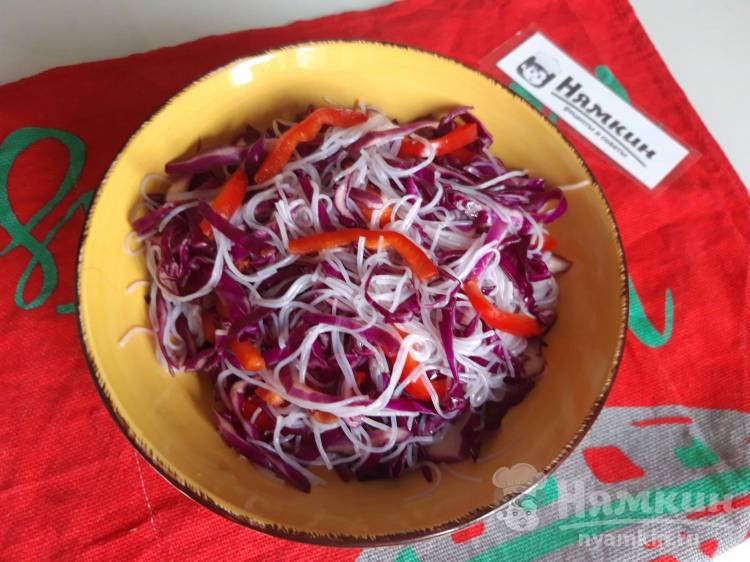 Салат с фунчозой и красной капустой