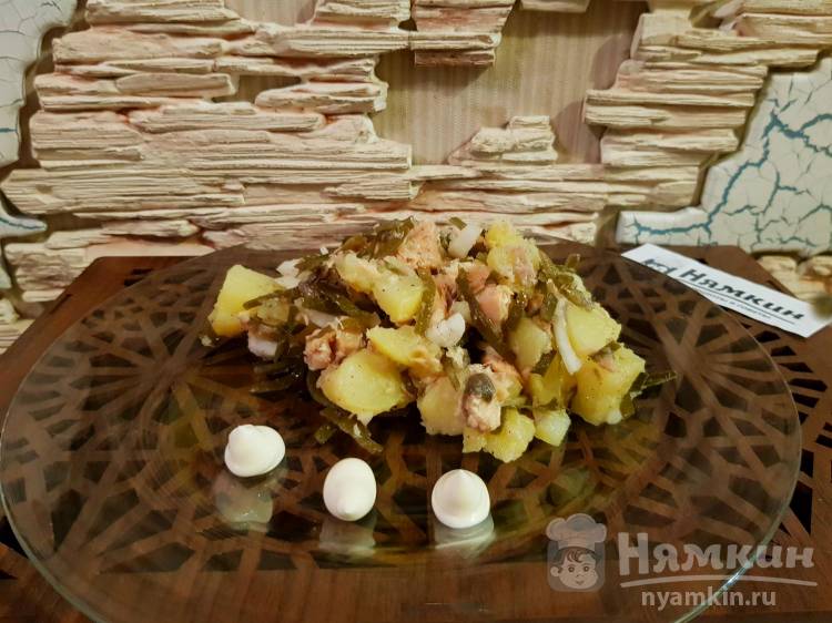 Салат с морской капустой, картофелем и консервированной горбушей