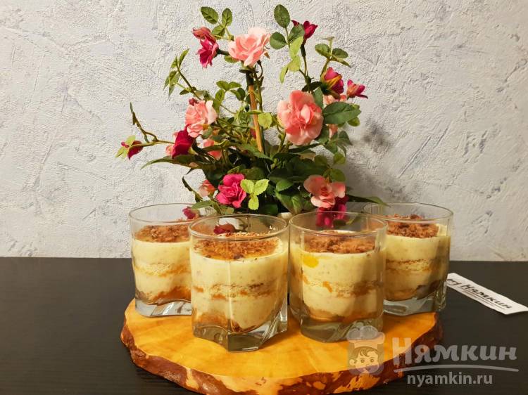 Десерт в стакане с бисквитом и апельсиновым пюре