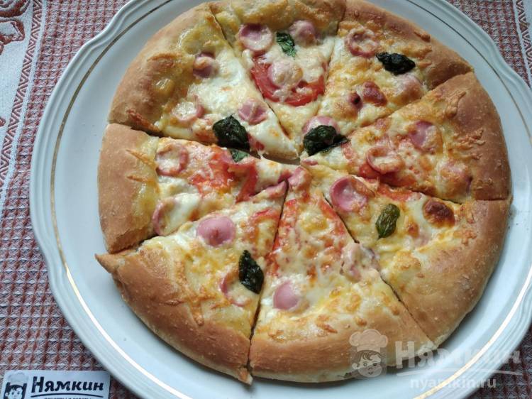 Итальянская пицца с сосисками, помидорами и сыром 