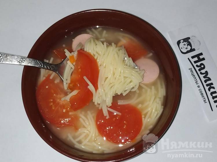 Быстрый суп с вермишелью, сосисками и помидорами