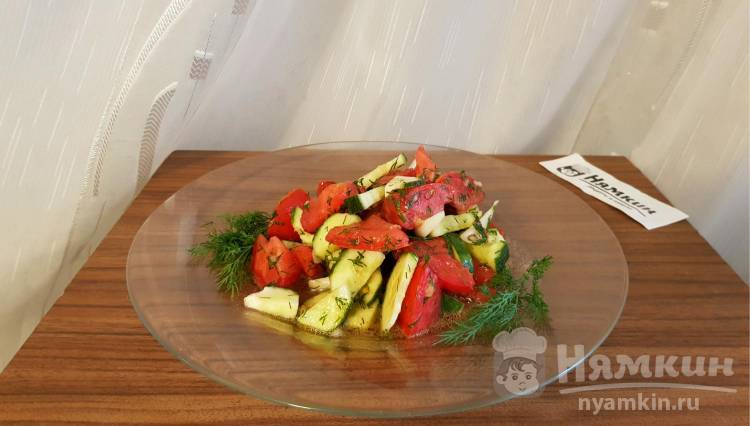 Легкий салат из овощей с чесночно-горчичной заправкой