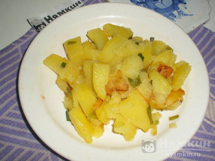 Жареный молодой картофель с зеленым луком