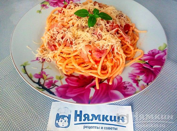 Спагетти с томатным соусом, беконом и сыром