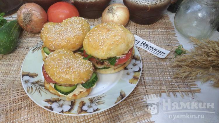 Гамбургер с мясной котлетой и овощами