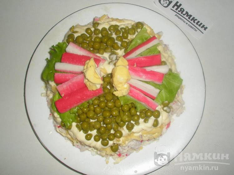 Слоеный салат из крабовых палочек и зеленого горошка 