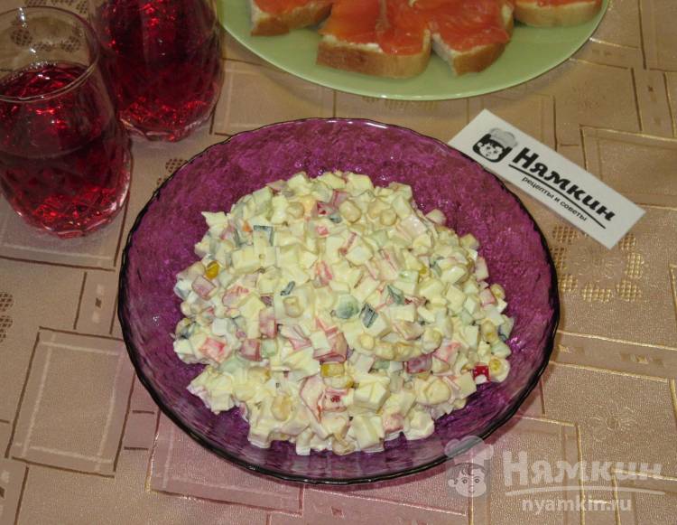 Салат с крабовыми палочками, кукурузой и болгарским перцем