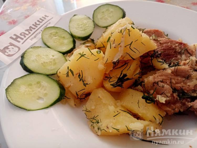 Отварной картофель с жареной свининой и луком
