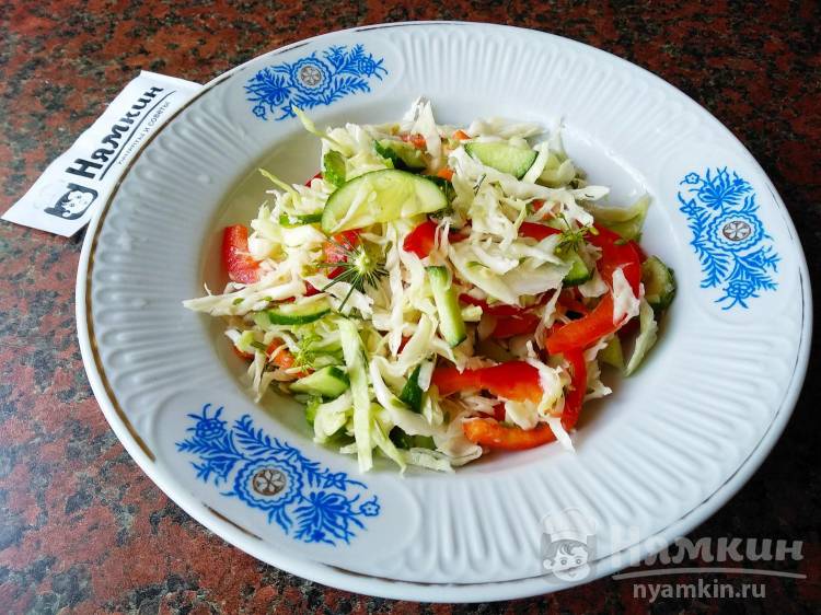 Летний салат из капусты и овощей с оливковым маслом 