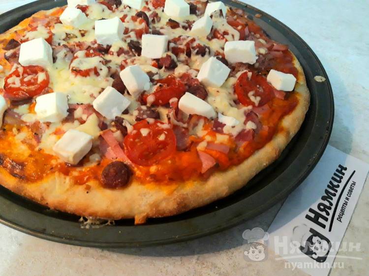 Дрожжевая пицца с беконом, колбасой и двумя видами сыра