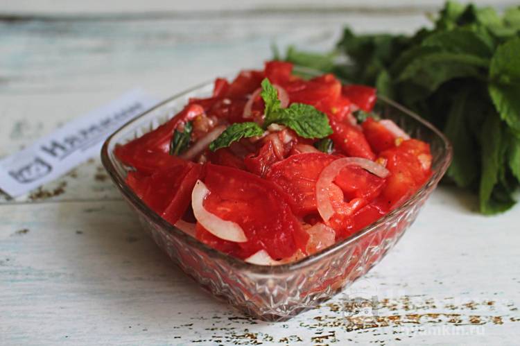 Легкий салат с помидорами и мятой в чесночной заправке