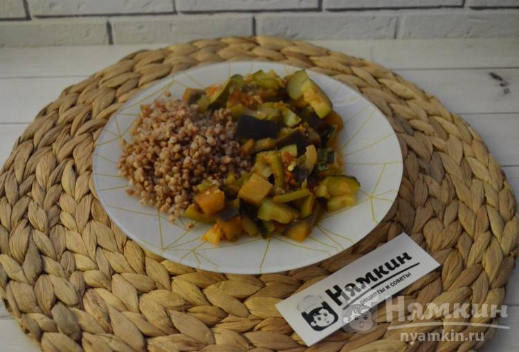 Летнее овощное рагу с баклажанами и кабачками на сковороде