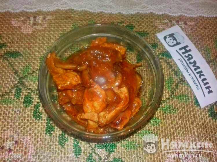 Свинина с грибами в пряном томатном соусе