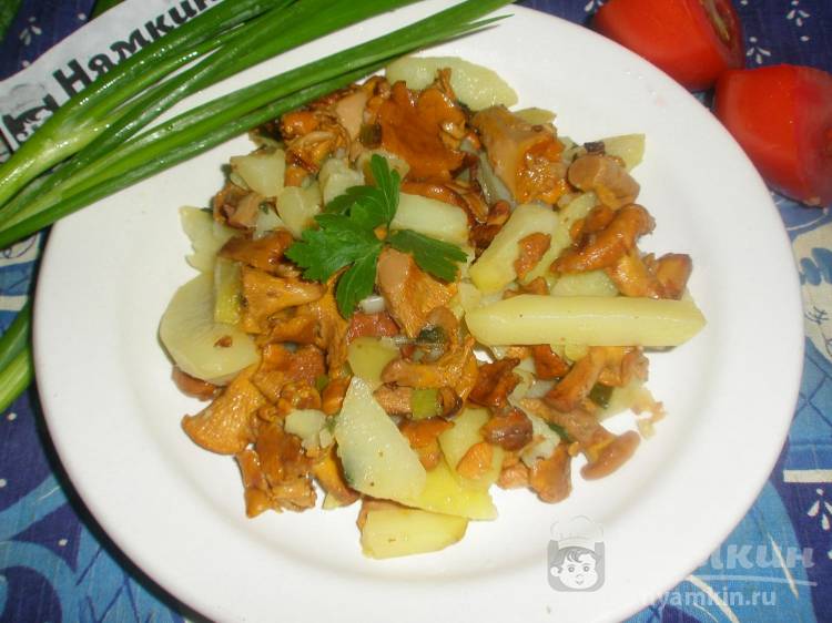 Жареные свежие лисички с картофелем и зеленым луком