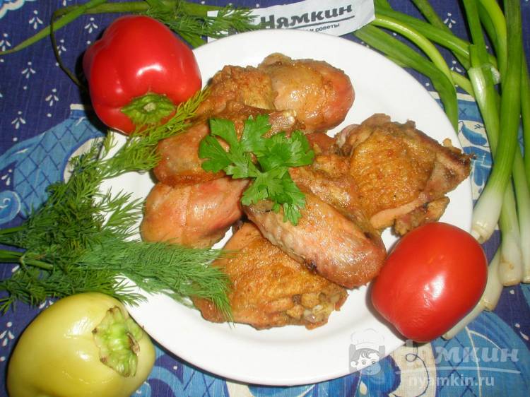 Запеченный цыпленок кусками, маринованный в уксусе и хмели-сунели