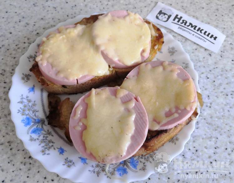 Бутерброд с колбасой и сыром на сливочном масле на сковороде: вкусный завтрак