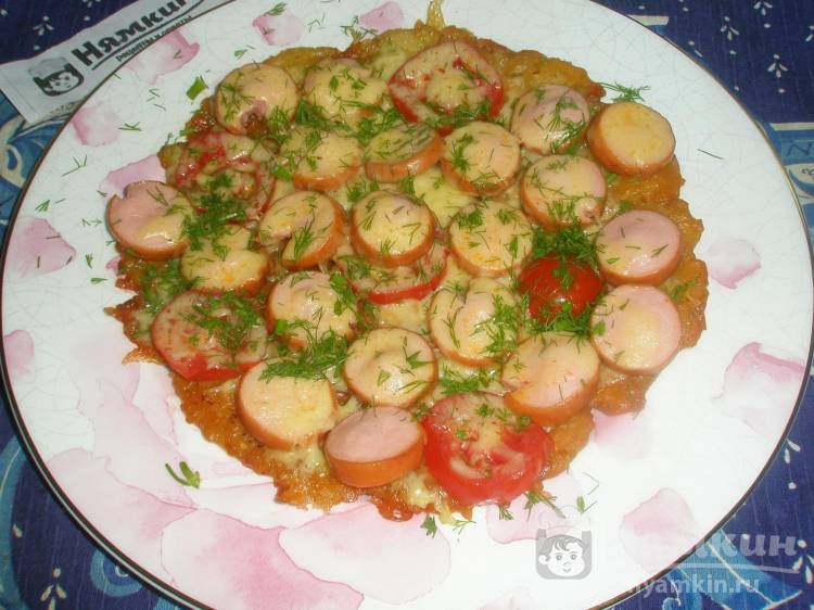 Быстрая пицца на картофельной основе с сосисками и помидорами на сковороде