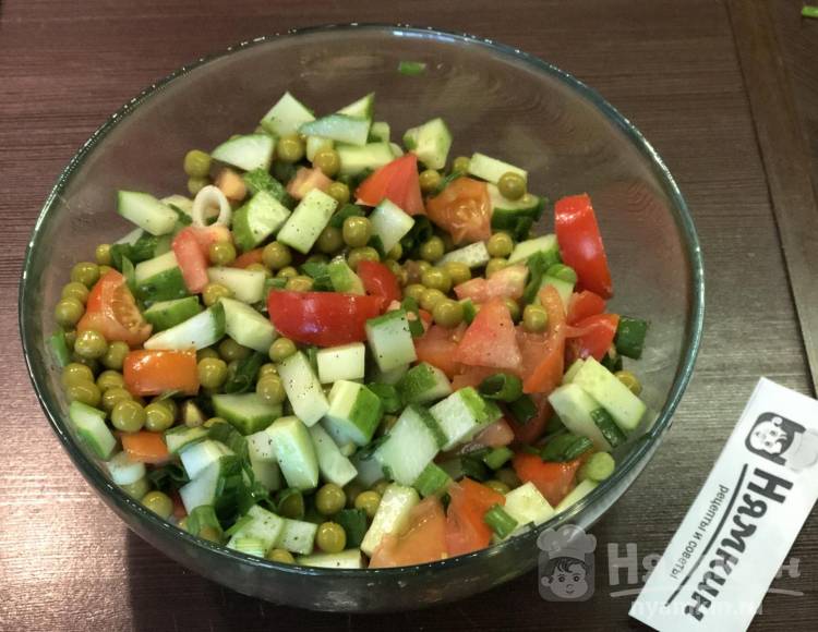 Быстрый салат с горошком и дачными овощами