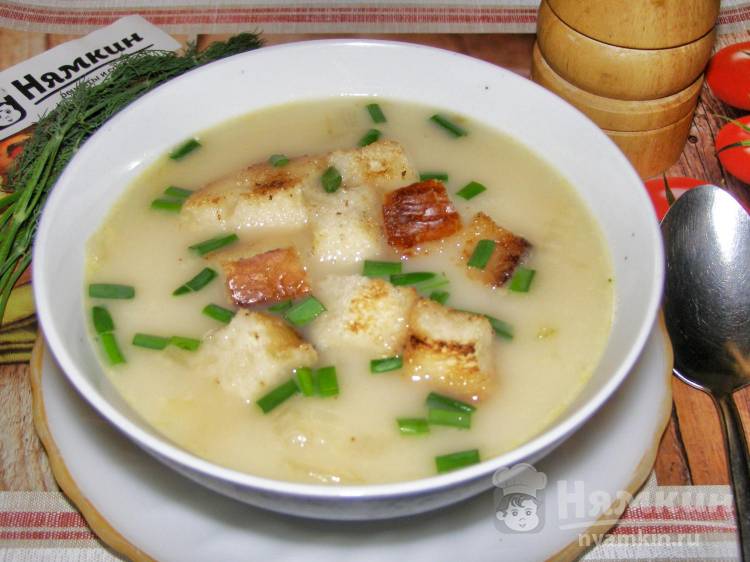 Луковый суп с плавленым сыром и гренками