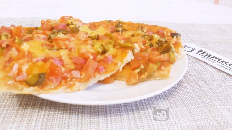 Домашняя пицца на дрожжевом тесте с колбасой, овощами и сыром в духовке