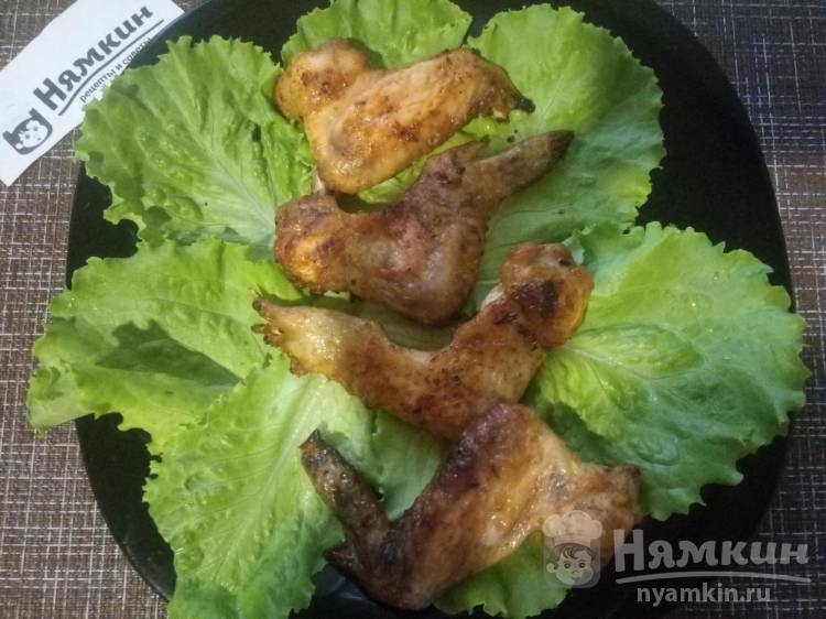 Маринованные куриные крылья, приготовленные в аэрогриле: хрустящие с аппетитной корочкой