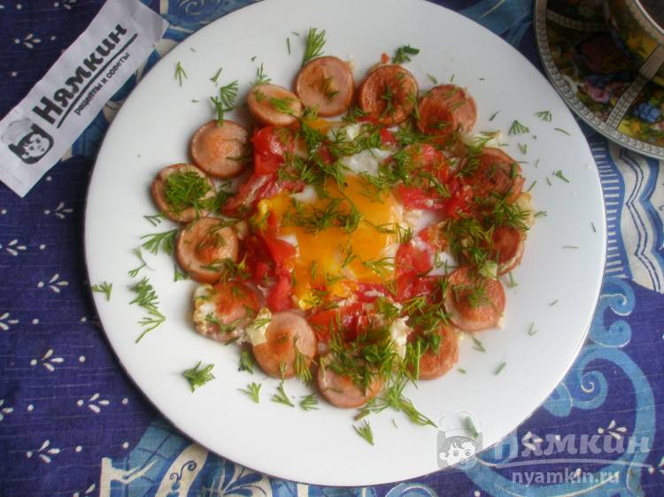 Яичница с помидорами, сосисками и чесноком 