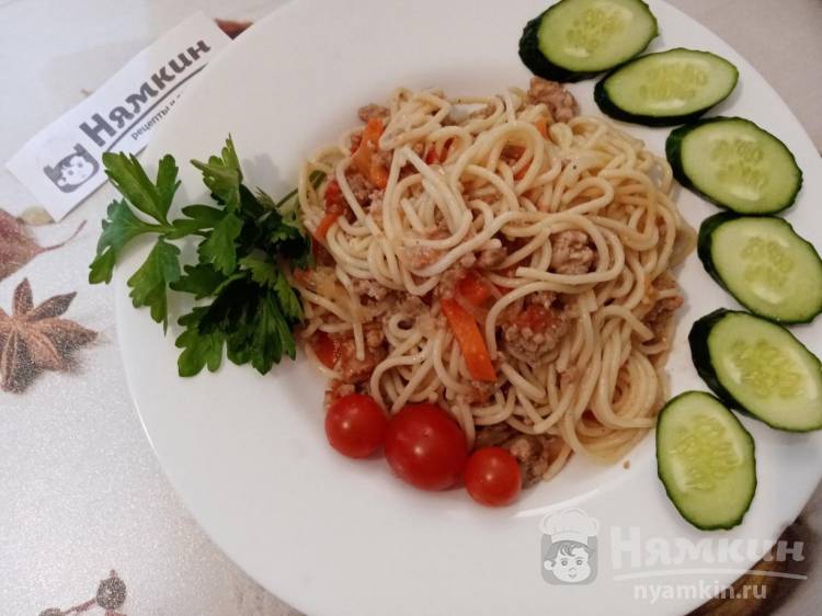 Спагетти с фаршем и овощами на сковороде