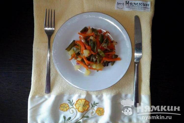 Постное овощное рагу из стручковой фасоли, кабачков и моркови