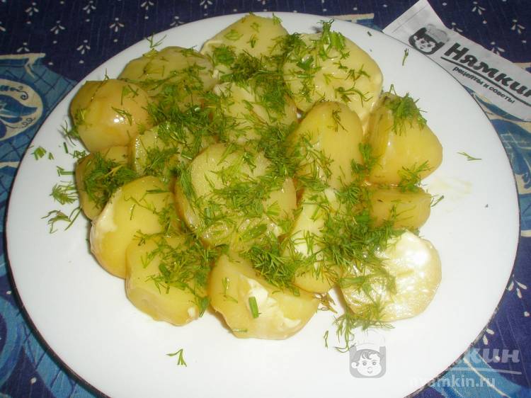 Отварной молодой картофель с укропом и сливочным маслом