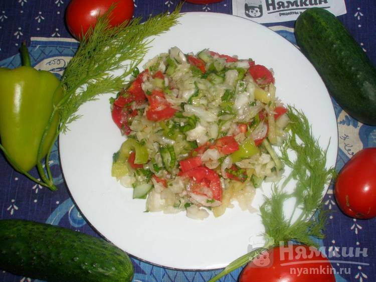 Летний салат из свежих овощей и зелени