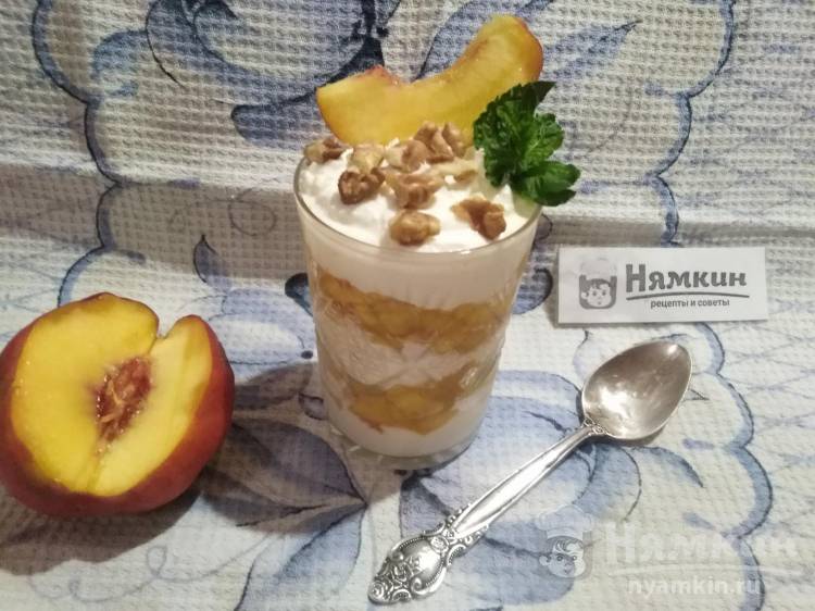 Десерт из творога и персиков в стакане 