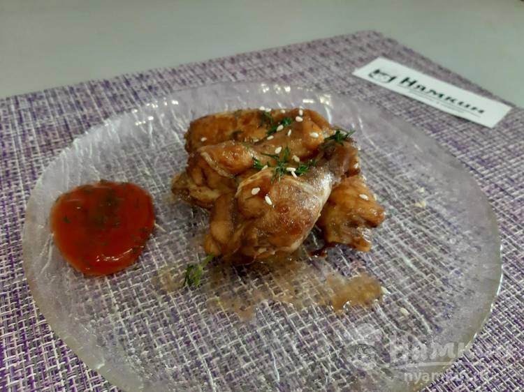 Куриные крылышки под соевым соусом на сковороде по-японски