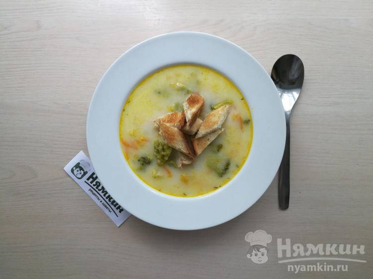 Быстрый сырный суп с куриным филе и брокколи