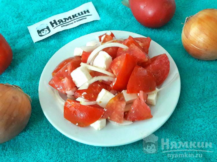 Салат из помидоров, репчатого лука и плавленого сыра
