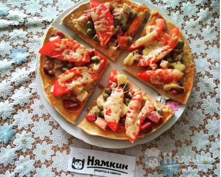 Пицца с колбасой, горошком и томатами на готовом тесте