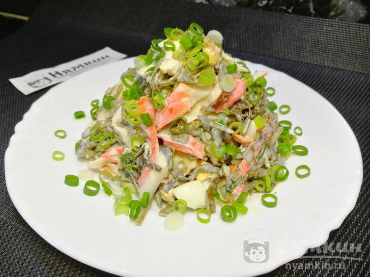 Салат из морской капусты с крабовым мясом и яйцами