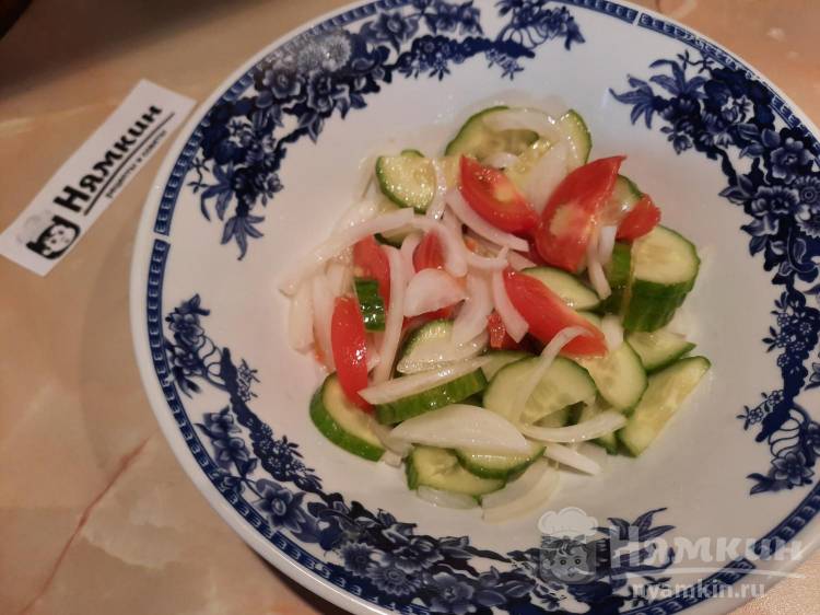 Простой овощной салат из помидоров, огурцов и лука с маслом 