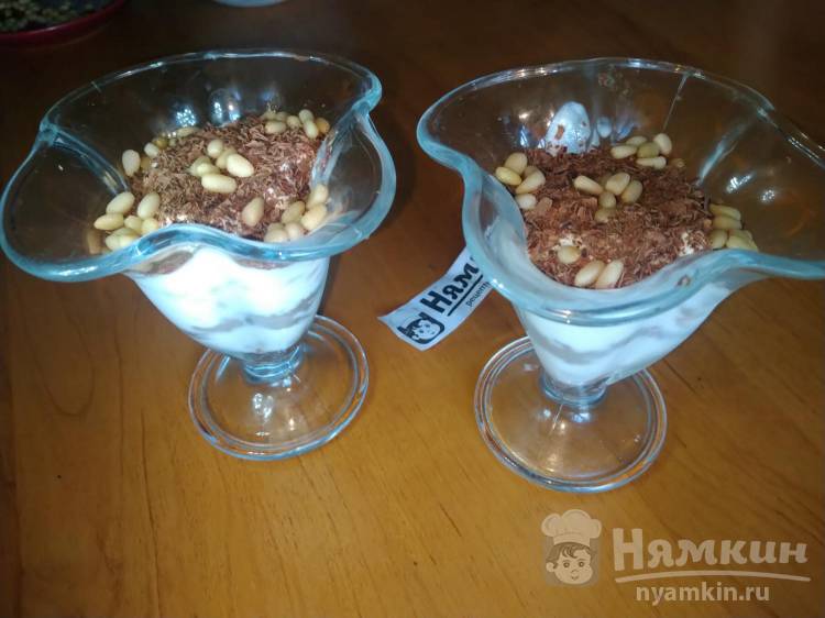 Десерт из мороженого, шоколада и кедровых орешков